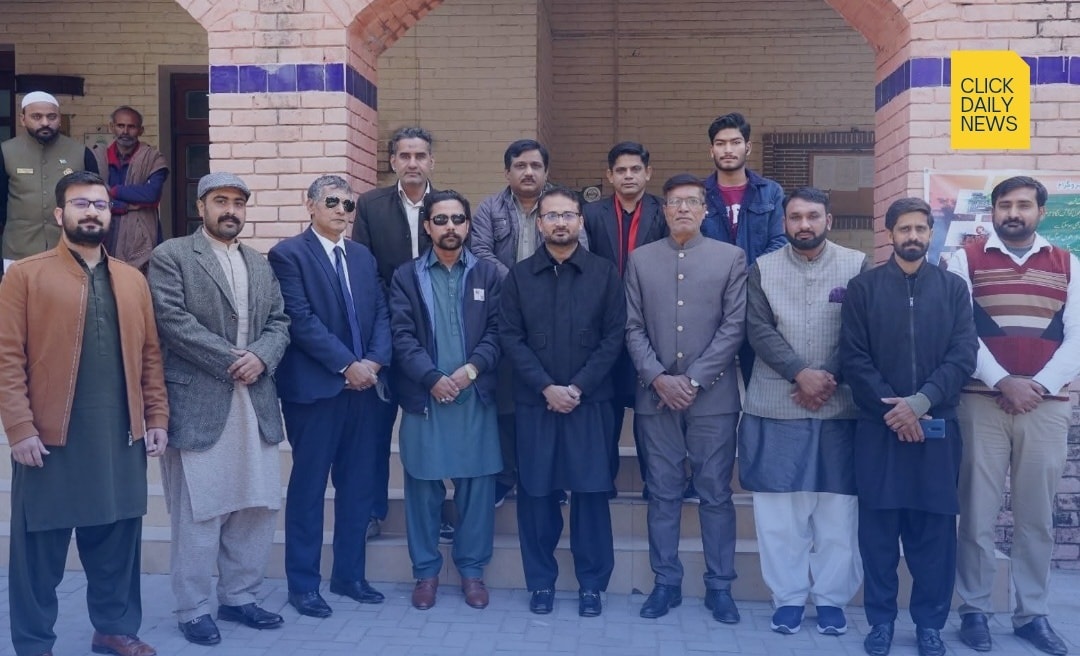 DC Sahiwal Captain (retd) Samiullah Farooq met with social media influencers