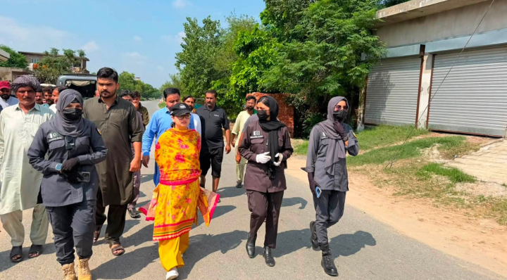 Assistant Commissioner Pasrur Sana Sharafat visited Mouza Mattay on DC Sialkot’s directions and resolved a local drainage culvert dispute amicably.